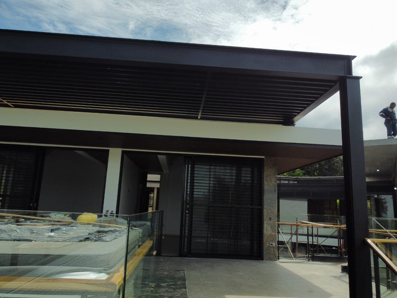Pérgola de acero y celosías metálicas en una terraza